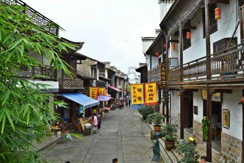 石楼交警：路口左转不观察 直行超速酿事故